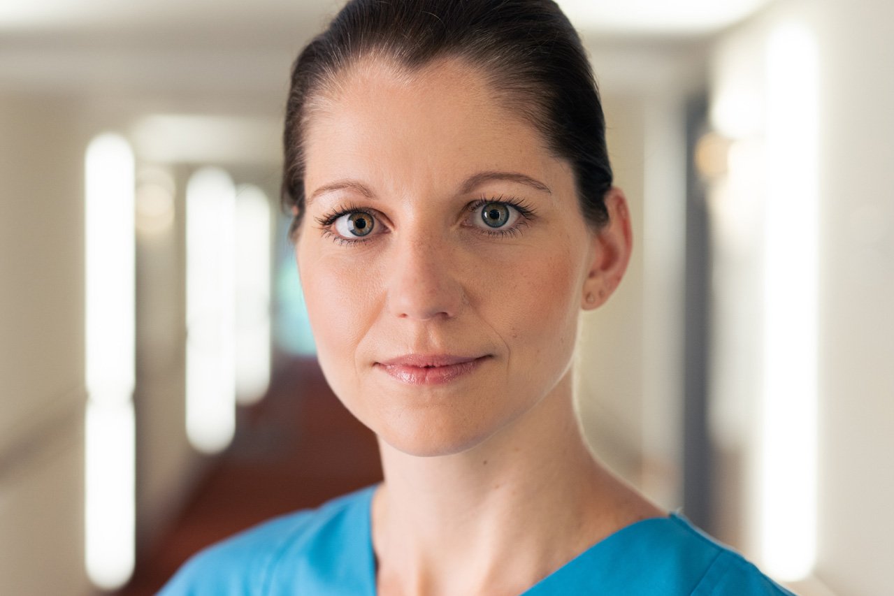 Jobs & Bewerbung Porträtbild einer Mitarbeiterin des Augustinum