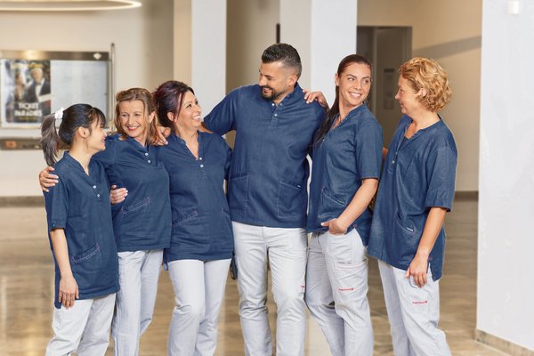 Augustinum Test Ein Gruppenbild von Mitarbeiter*innen des Augustinum