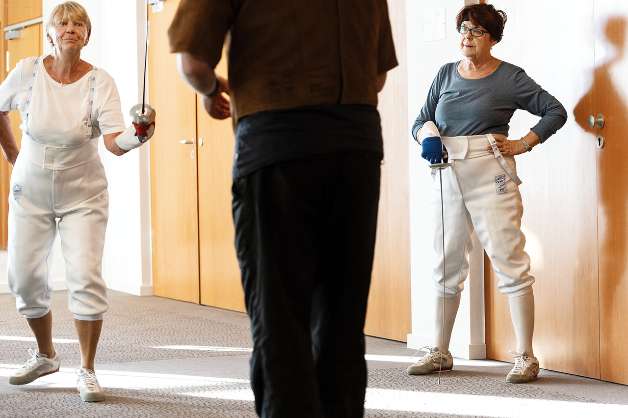 Fechten zwei Damen beim Fechtunterricht