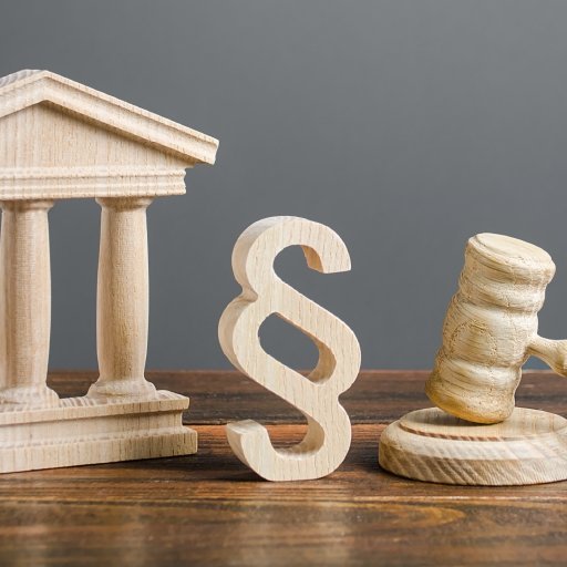 Geldauflagen Juristische Symbole aus Holz