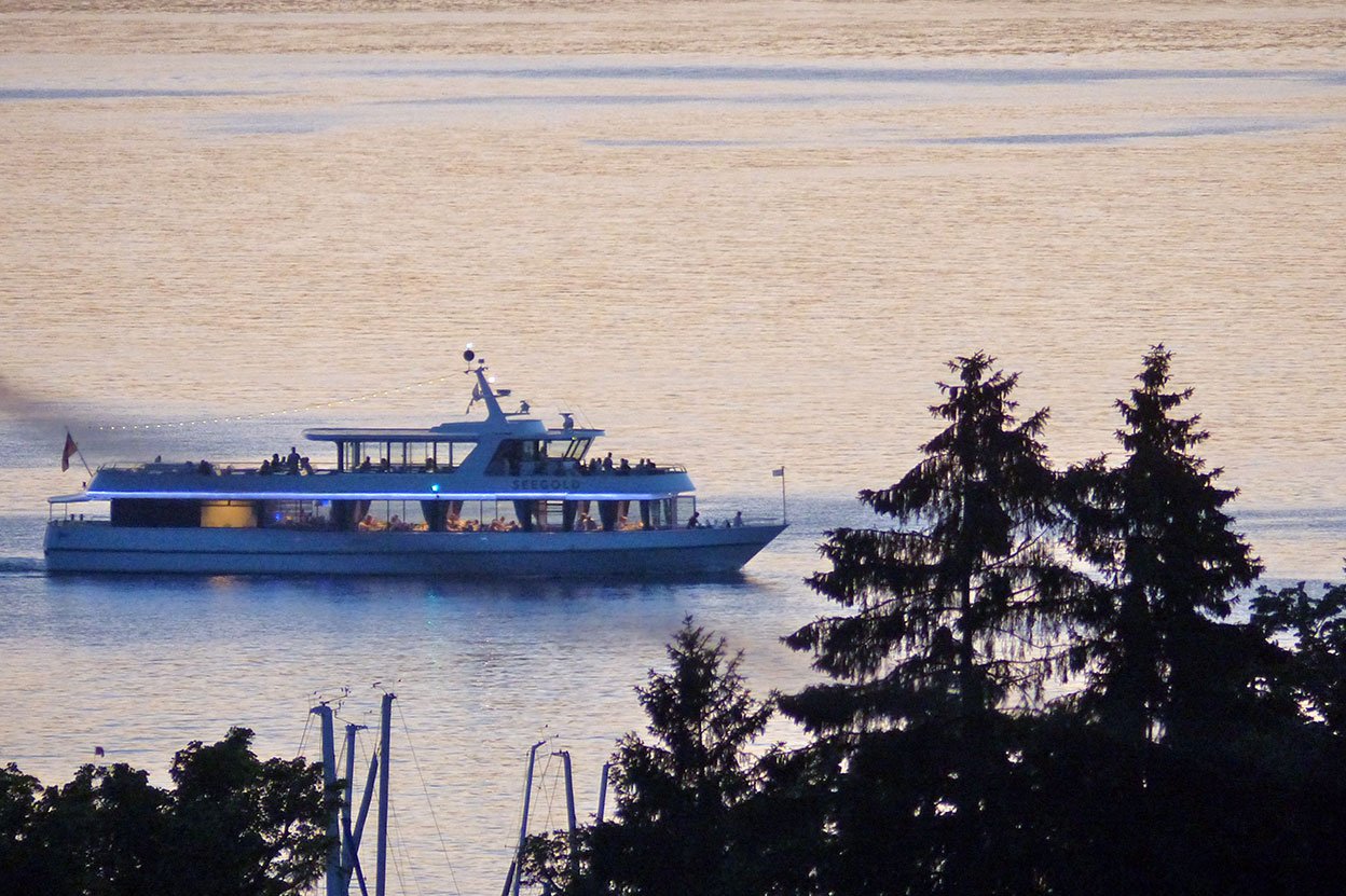 Urlaubsgefühl das ganze Jahr: Beobachten Sie vom Balkon oder dem Café aus die Boote und Fähren, die auf dem Bodensee kreuzen. 