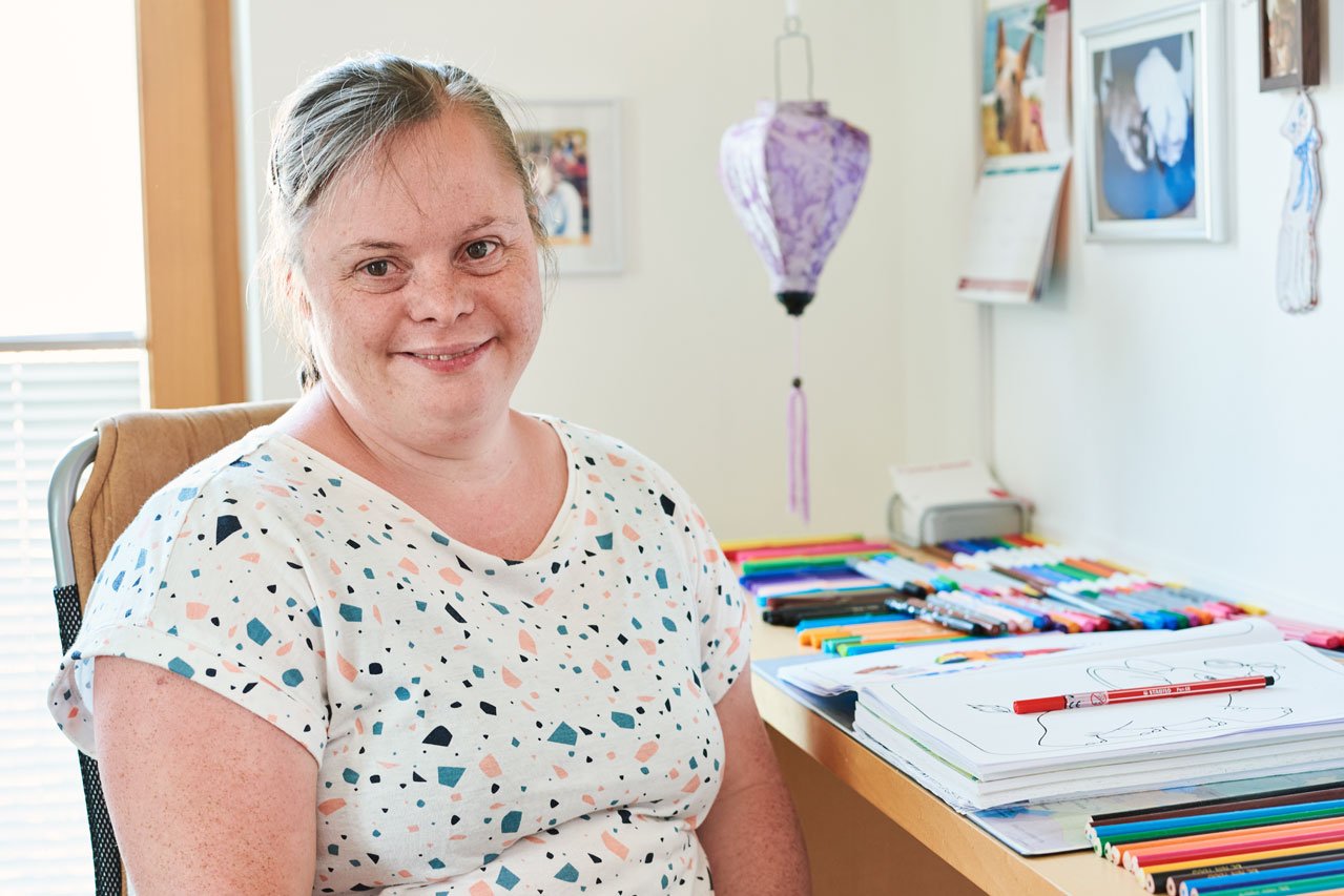 Privatsphäre in den eigenen vier Wänden Eine Frau sitzt am Schreibtisch in einem Zimmer