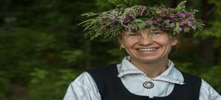 Frau mit Blumenkranz im Haar