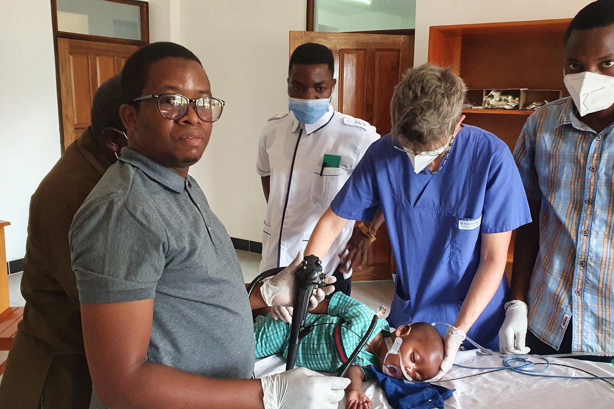 Augustinum Klinik Tansania Eine Augustinum-Ärztin in Tansania behandelt ein Kind