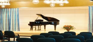 Augustinum Seniorenresidenz Überlingen Kultur und Aktivitäten Ein Konzertflügel auf der Bühne eines Theatersaals