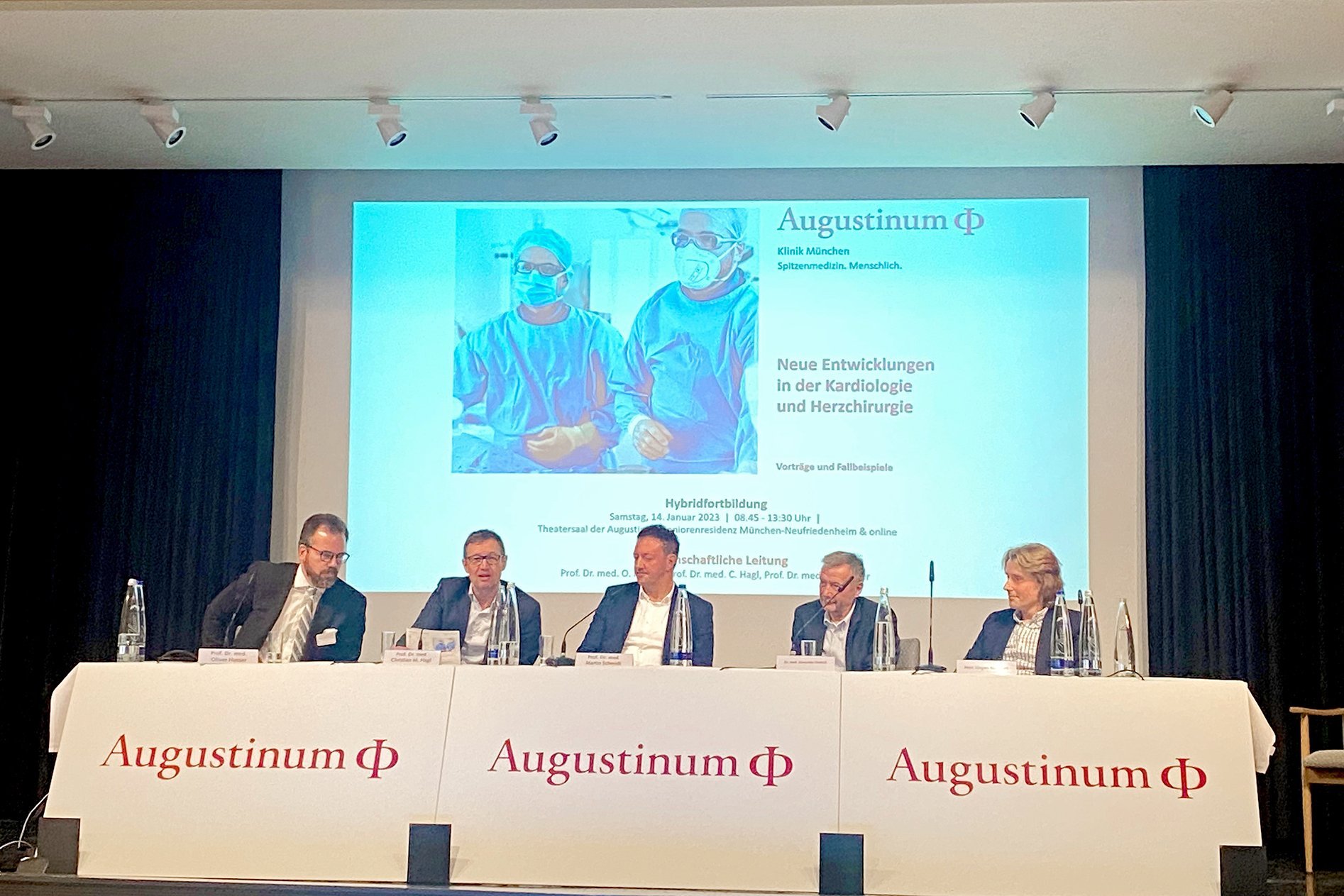 Hochkarätige Experten aus der Kardiologie auf dem Podium beim kardiologischen Symposium der Augustinum Klinik München