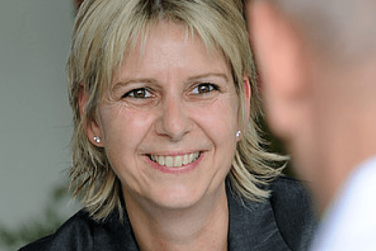 Ihre Absicherung gegen hohe Pflegekosten Augustinum Mitarbeiterin bei der Beratung