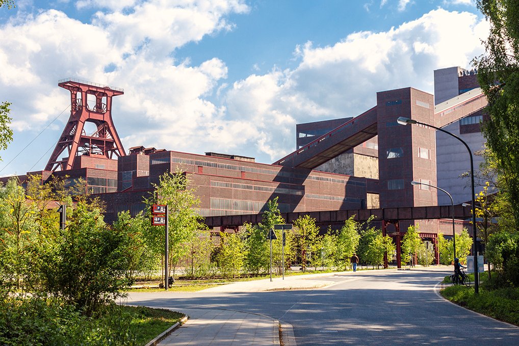 Das Wahrzeichen der Region, das UNESCO Welterbe Essener Zeche Zollverein, ist Schauplatz publikumswirksamer Veranstaltungen und ambitionierter Kunstprojekte. Das Wahrzeichen der Region, das UNESCO Welterbe Essener Zeche Zollverein, ist Schauplatz publikumswirksamer Veranstaltungen und ambitionierter Kunstprojekte.