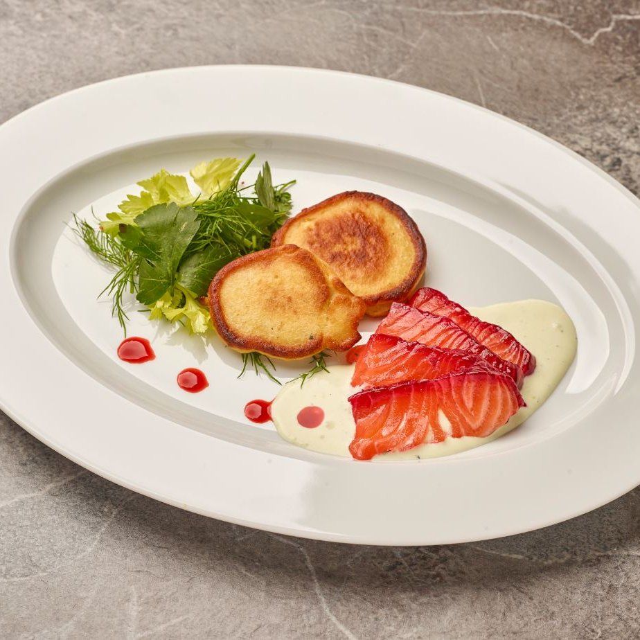 Augustinum Vital Gericht Ausgewogenes Gericht: Blinis mit Räucherlachs und Salat