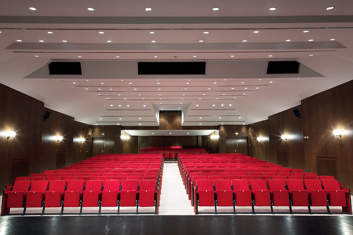 Im Theatersaal des Augustinum Essen wird ein hochkarätiges Kulturprogramm angeboten. Im Theatersaal des Augustinum Essen wird ein hochkarätiges Kulturprogramm angeboten.