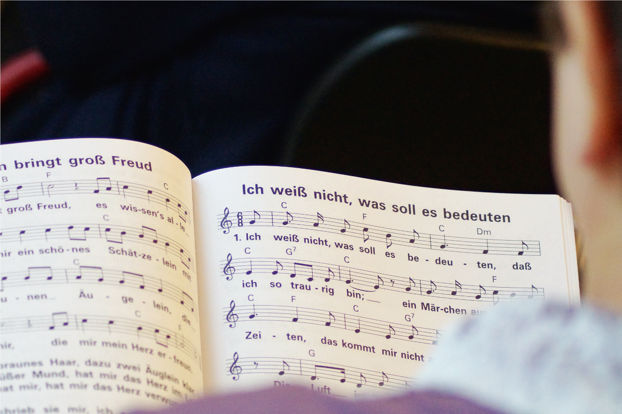 Offenes Singen aufgeschlagenes Liederbuch