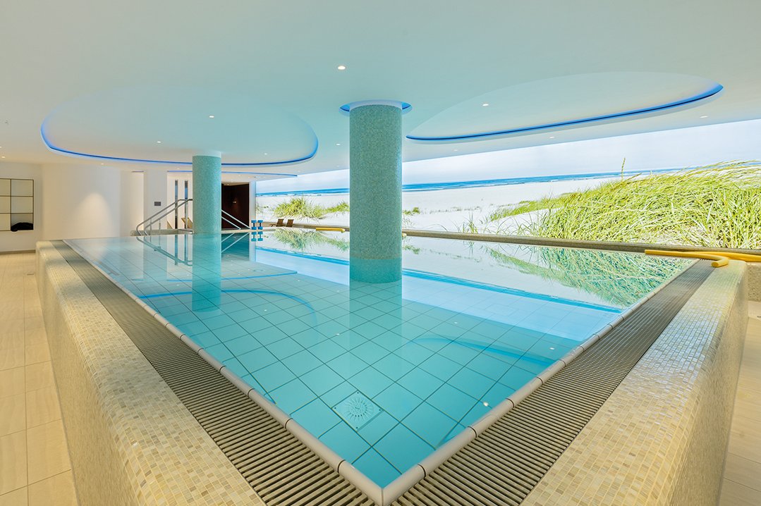 Schwimmbad, Sauna, Fitness- und Wellnessbereich finden Sie im Untergeschoss. Schwimmbad, Sauna, Fitness- und Wellnessbereich finden Sie im Untergeschoss.