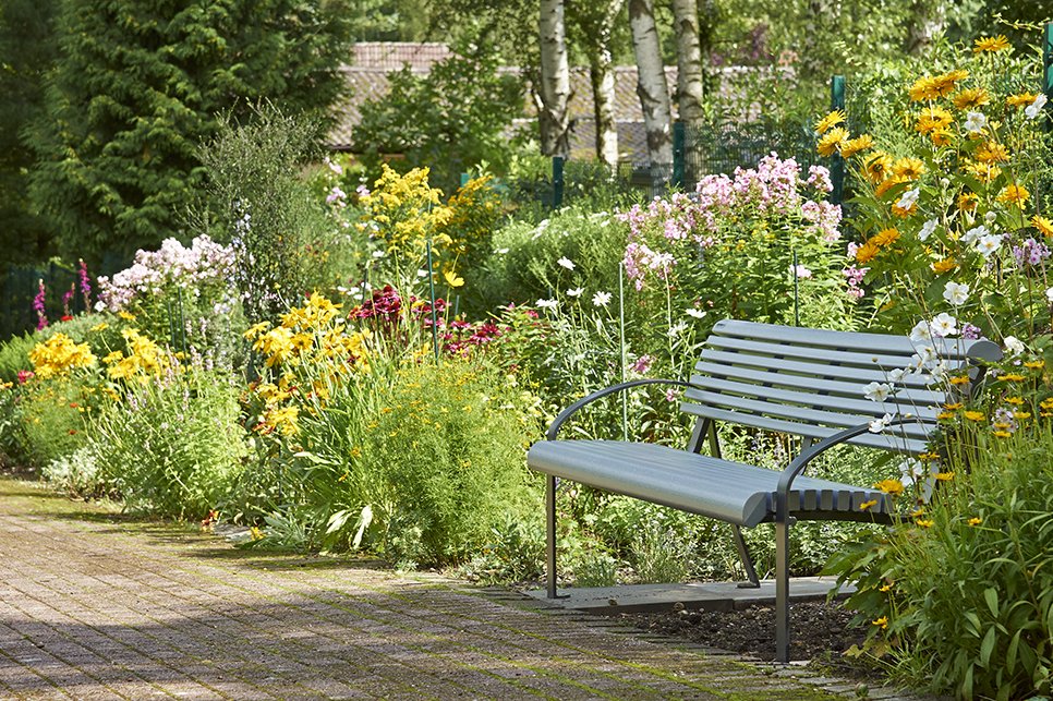 Im weitläufigen Park des Augustinum finden Sie viele Gelegenheiten zum Verweilen und Entspannen. Im weitläufigen Park des Augustinum finden Sie viele Gelegenheiten zum Verweilen und Entspannen.