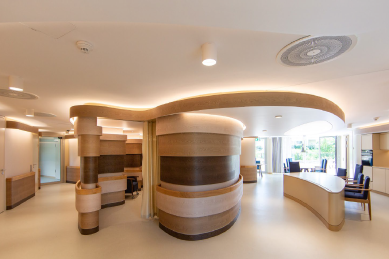 Bewohner*innen mit Demenz können die Augustinum Tagespflege Bellevue besuchen. Tagespflege Bellevue mit moderner Innenarchitektur