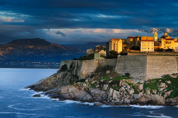 Ausflüge und Reisen Häuser an einer Küste