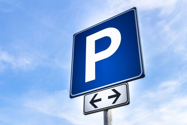 Verkehrszeichen "Parkplatz" - weißes P auf blauem Grund