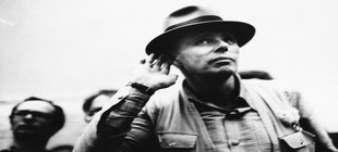 Fotografie eines horchenden Joseph Beuys