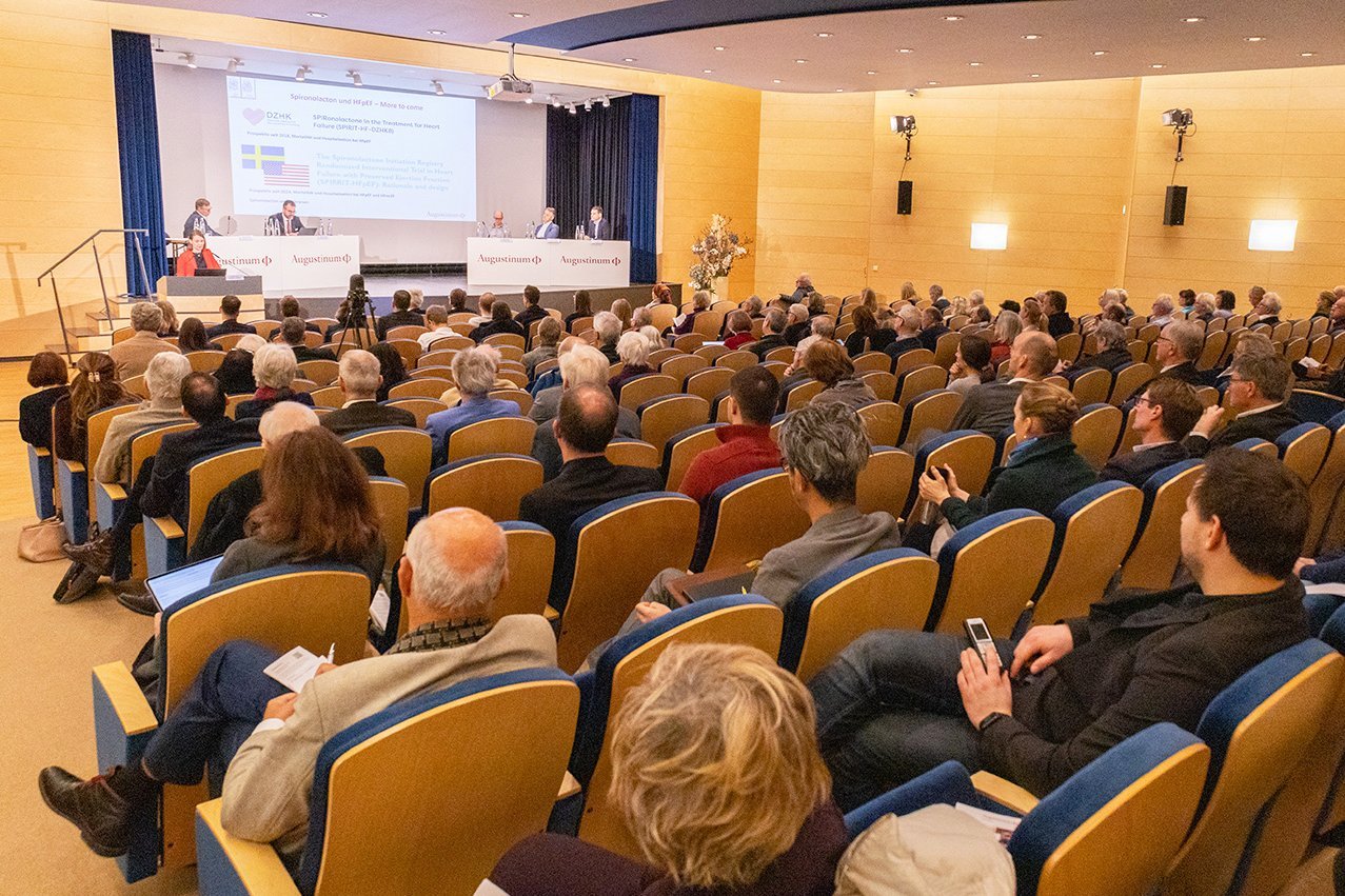 Augustinum Klinik Symposium Ein besetzter Veranstaltungssaal bei einem Symposium in der Augustinum Klinik München