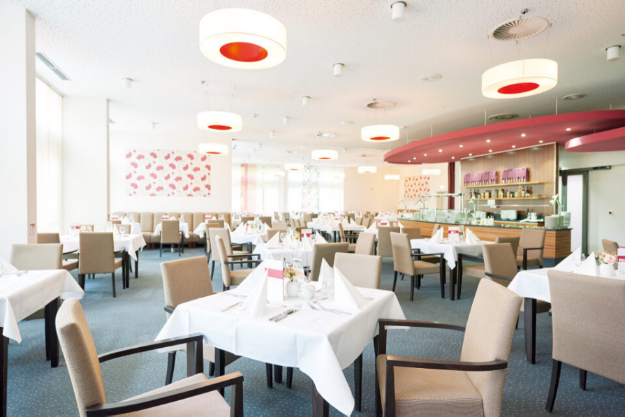 Augustinum Seniorenresidenz Braunschweig Restaurant Gedeckte Tische in einem Restaurant