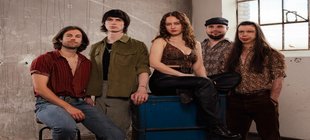 Die fünf Mitglieder Rockband Caravel