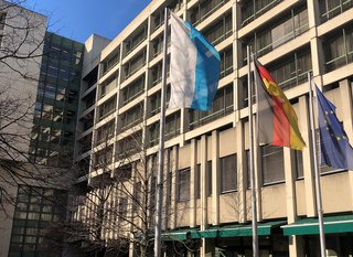 § Besuch im Strafgericht § § Besuch im Strafgericht §