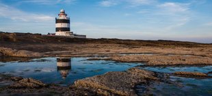 Leuchtturm in irischer Landschaft