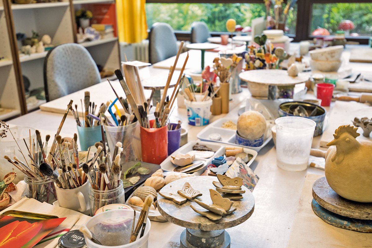 Kreativkreis Mal- und Töpfereiutensilien auf einem Arbeitstisch