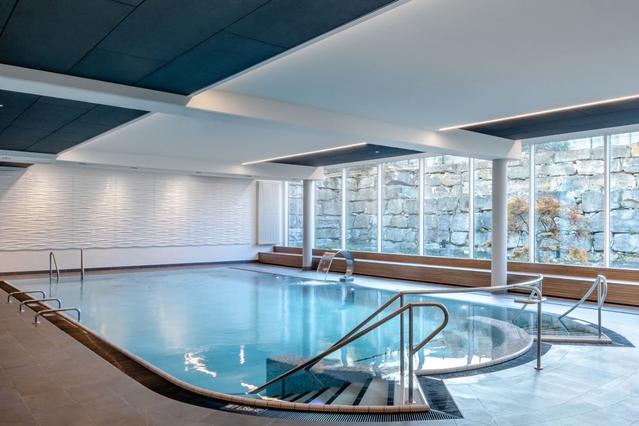 Erst 2021 wurde unser Schwimmbad inklusive Sauna vollständig renoviert Ein Schwimmbad mit großen Fenstern