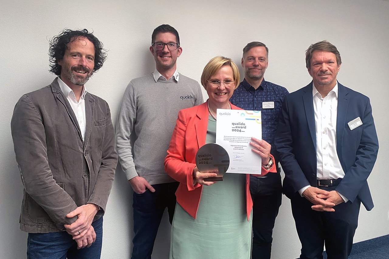 qualido Award 2024 Die Qualitätsmanagementbeauftragte, der Klinikleiter und der Verwaltungsleiter des Augustinum sowie zwei Personen des Qualido-Teams bei der Auszeichnung mit dem Qualido-Award