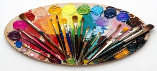 Nach Farben geordnete Malerpalette