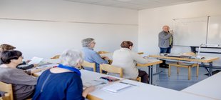Senioren im Klassenraum Senioren im Klassenraum