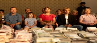 Menschen blicken auf Stapel von Geldscheinen Menschen blicken auf Stapel von Geldscheinen