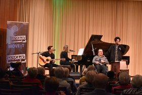 Musiker der Band "Mosaik" beim Neujahrskonzert auf der Bühne des Augustinum Schweinfurt