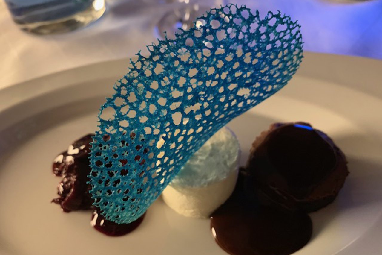 Bei Festen und Feiern zeigen Küche und Service, was sie können, wie hier mit einem maritimen Abendessen anlässlich des Kunstprojekts „Blueport“. Bei Festen und Feiern zeigen Küche und Service, was sie können, wie hier mit einem maritimen Abendessen anlässlich des Kunstprojekts „Blueport“.