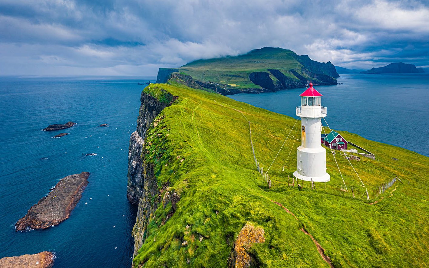 Leuchtturm auf einer kleinen Insel am Rande der Welt