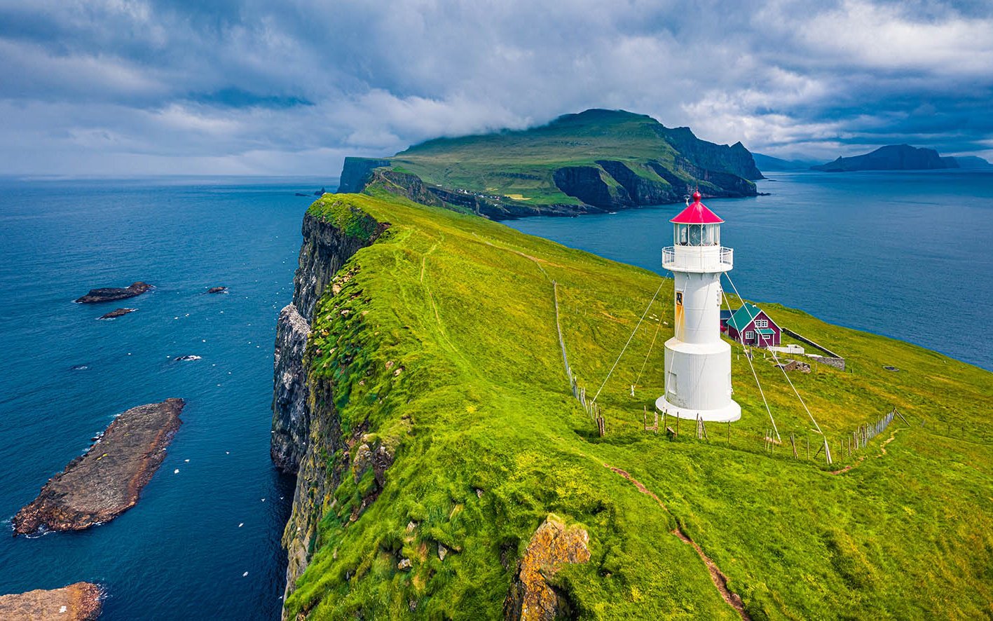 Leuchtturm auf einer kleinen Insel am Rande der Welt