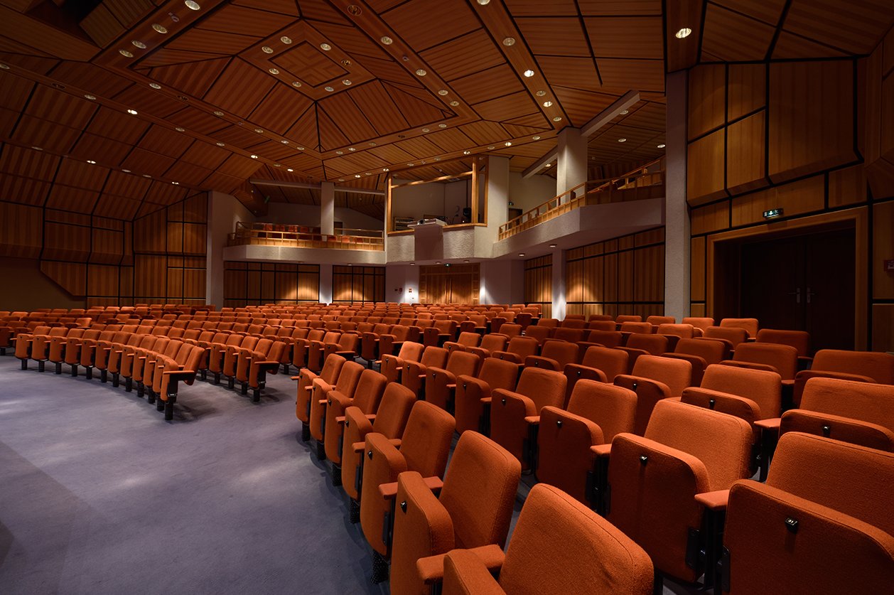 Bis zu 280 Zuschauer nehmen an den kulturellen Highlights im Theatersaal teil. Bis zu 280 Zuschauer nehmen an den kulturellen Highlights im Theatersaal teil.