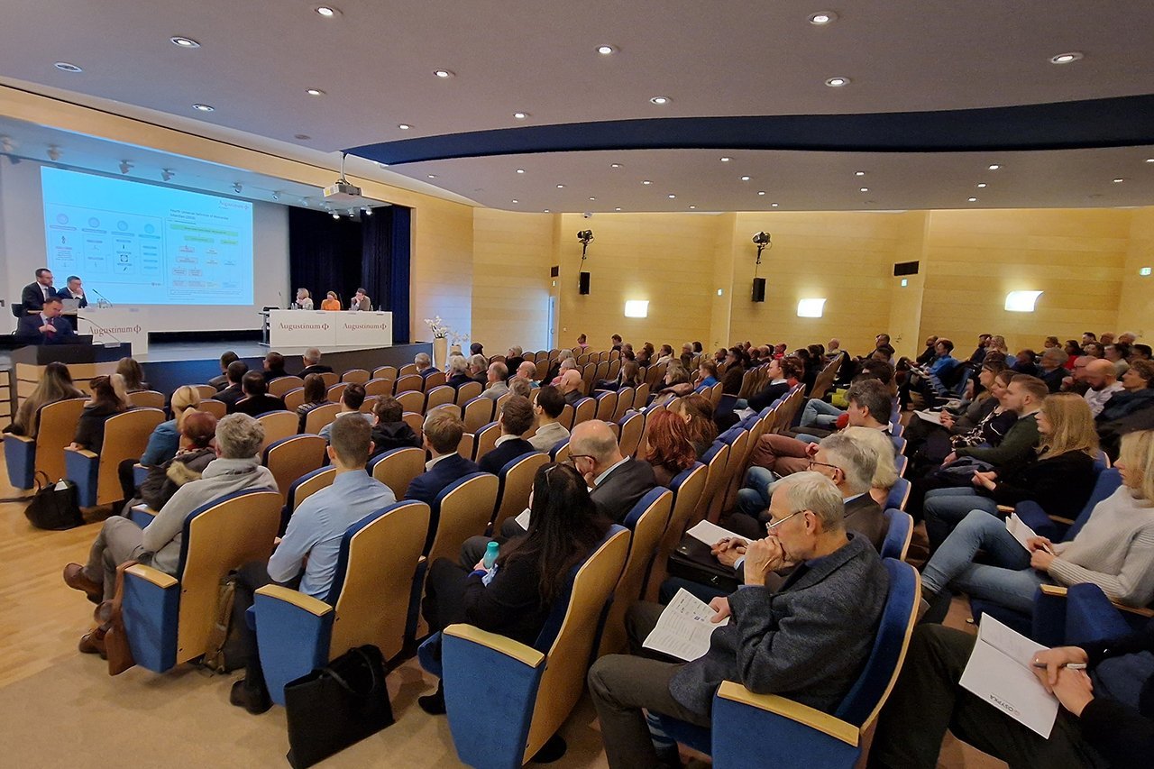 Fortbildungsveranstaltung der Augustinum Klinik Viele Menschen sitzen in einem Saal bei einer Fortbildungsveranstaltung