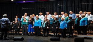 So Happy Together Der OnnenChor bei einem Konzert auf der Bühne