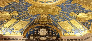 Goldener Stuck an der Zimmerdecke Zimmer-Decke mit Gold-Schmuck