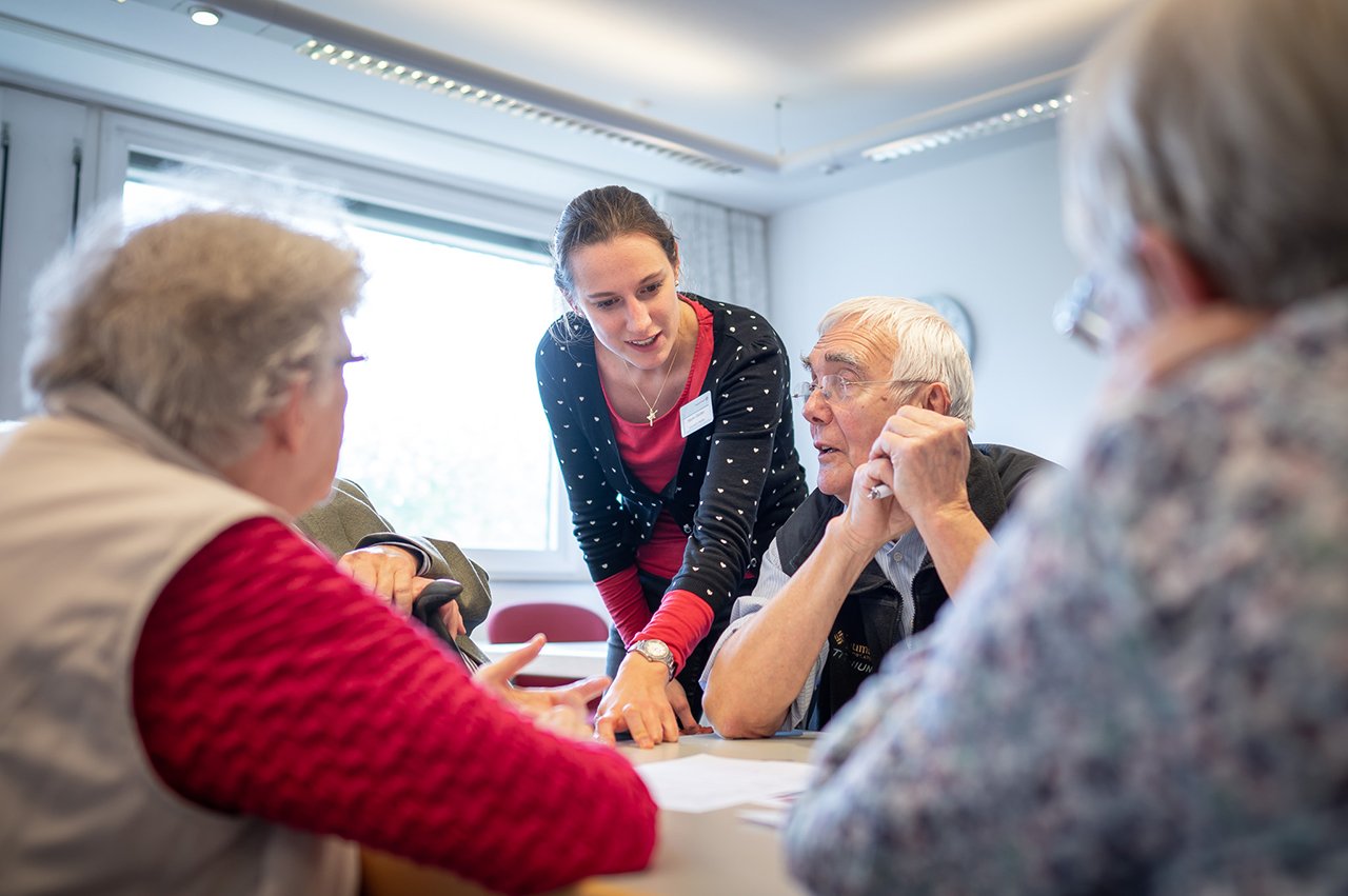 Fremdsprachen Senioren-Lerngruppe mit Lehrerin