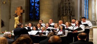 Choraufstellung in einer Gruppe in einer Kirche
