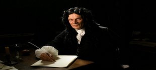 Gottfried Wilhelm Leibniz sitzt am Schreibtisch