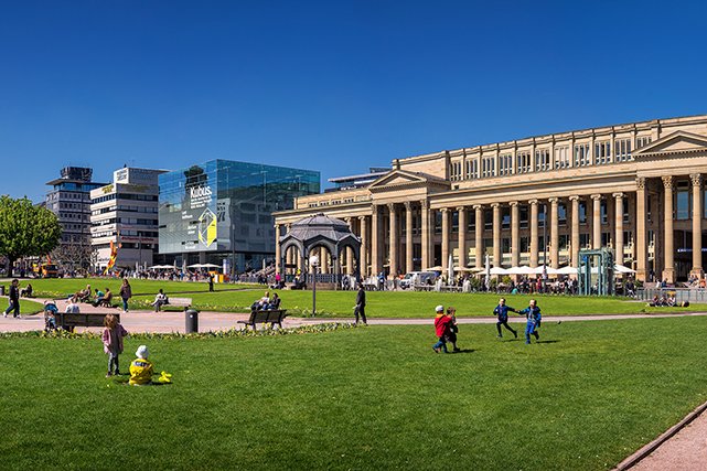 Im Schatten der Kolonade des Königsbaus laden hübsche Cafés zum Ausruhen von einer Shopping-Tour über die Königsstraße und die weitläufige Fußgängerzone ein. Im Schatten der Kolonade des Königsbaus laden hübsche Cafés zum Ausruhen von einer Shopping-Tour über die Königsstraße und die weitläufige Fußgängerzone ein.