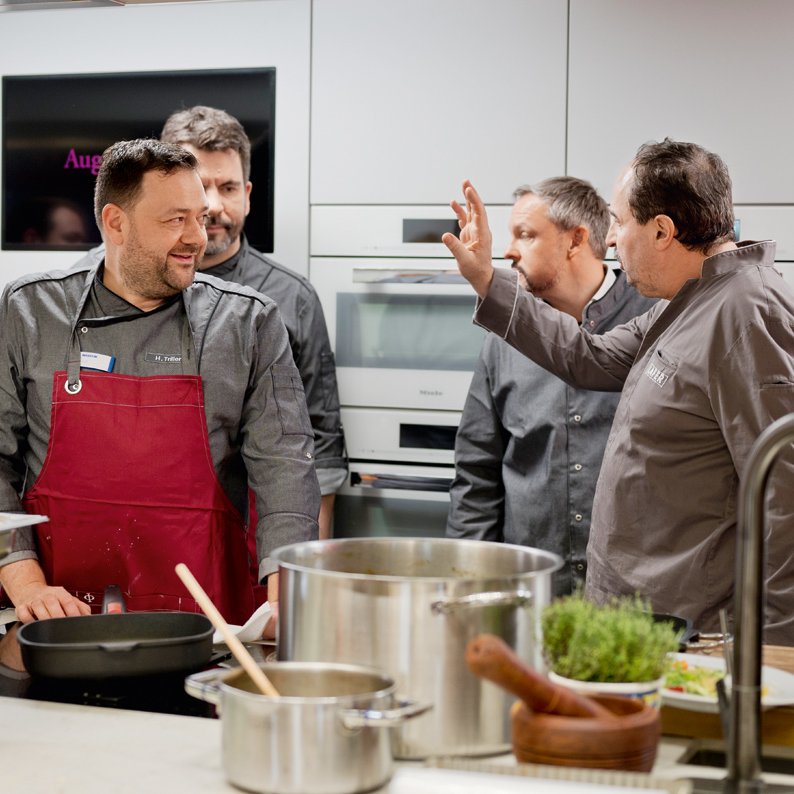 Augustinum Vital Köche Fünf Köche bei der Zubereitung eines Gerichts in der Küche