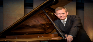 Haydn-Sonaten Pianist Frank-Immo Zichner neben einem Klavier