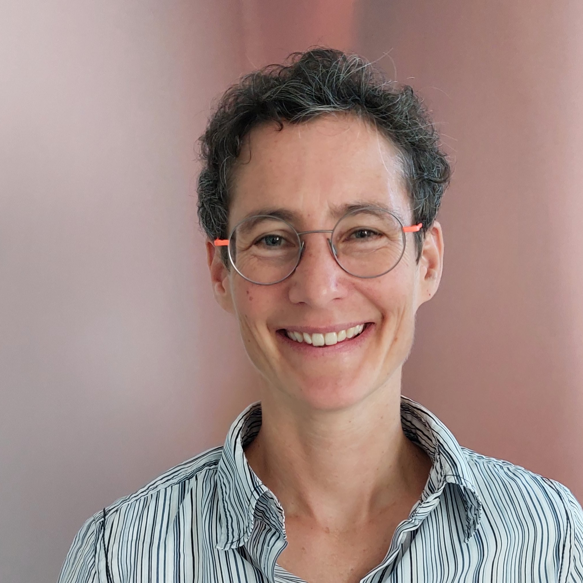 Sarah Fischer-Röhrl, evangelische Seelsorgerin Foto von Sarah Fischer-Röhrl, evangelische Seelsorgerin