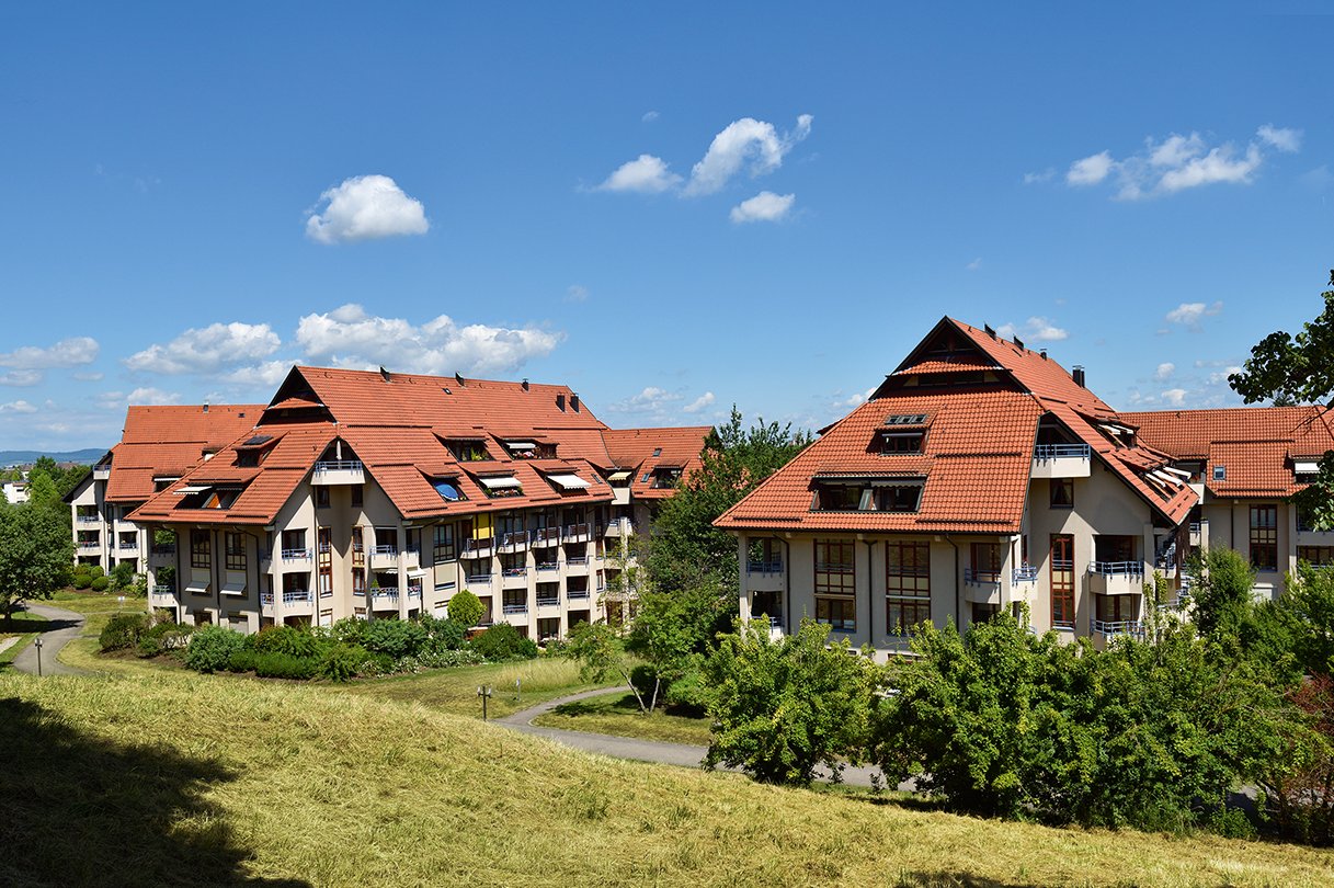 Die Seniorenresidenz Augustinum Freiburg besteht aus sechs Einzelhäusern, die miteinander verbunden sind und sich halbkreisförmig um einen See gruppieren. Die Seniorenresidenz Augustinum Freiburg besteht aus sechs Einzelhäusern, die miteinander verbunden sind und sich halbkreisförmig um einen See gruppieren.