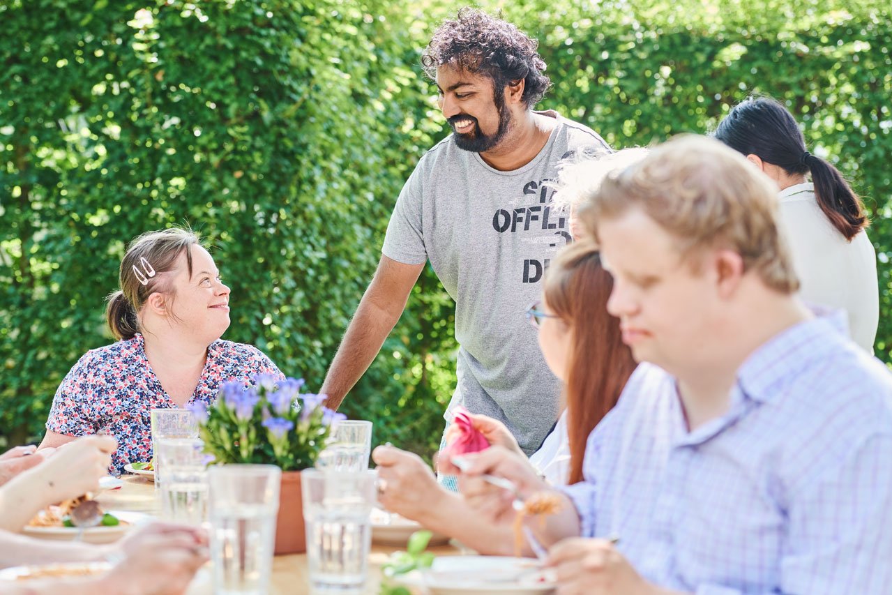 Mittagessen im Garten Eine Gruppe von Bewohner*innen beim Mittagessen im Garten