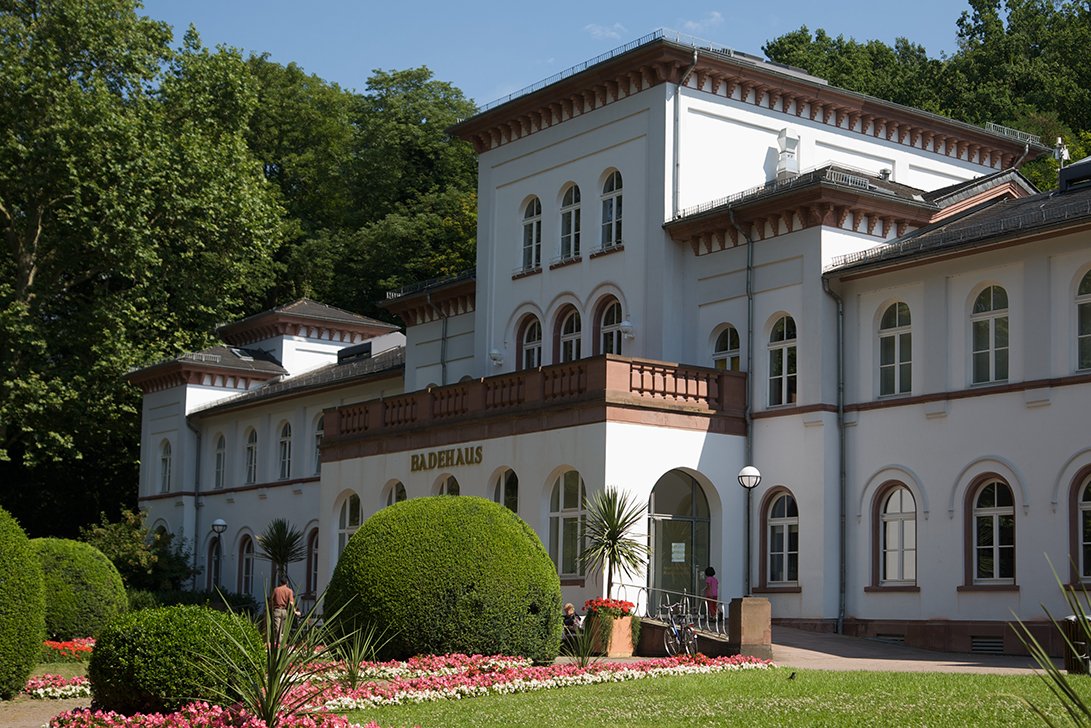 Das Badehaus im Alten Kurpark. Einige Heilquellen sind noch in Betrieb. Das Badehaus im Alten Kurpark von Bad Soden